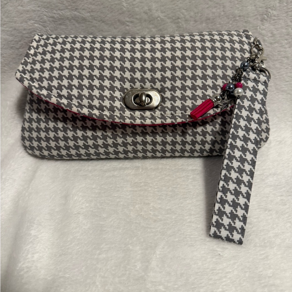 Gray Houndstooth Wristlet